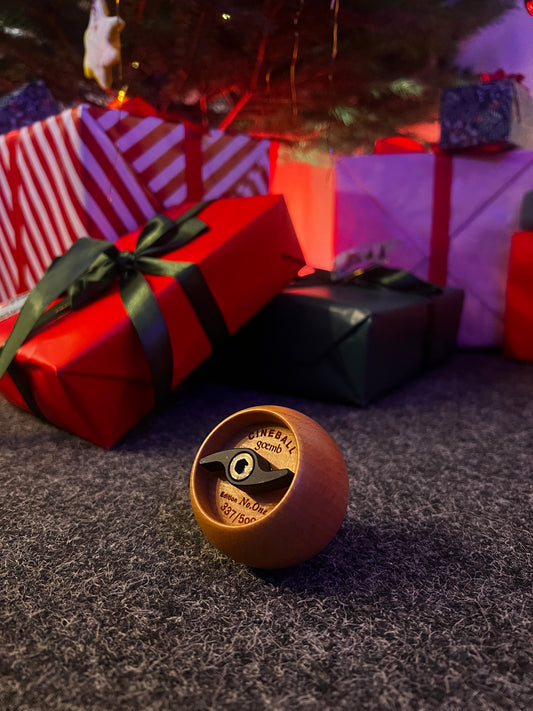 "Handgefertigter Cineball Kameragriff aus Rotbuche als perfektes Weihnachtsgeschenk, dekorativ unter einem Christbaum platziert